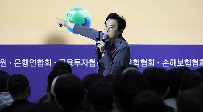 10일 서울 강남구 삼성동 코엑스B홀에서 열린  20205 서울머니쇼에서 많은 참관객들이 김경필 머니트레이닝 랩 대표의 ‘월급을 두배로 늘려주는 소비법’ 강연을 듣고 있다. [김호영 기자]