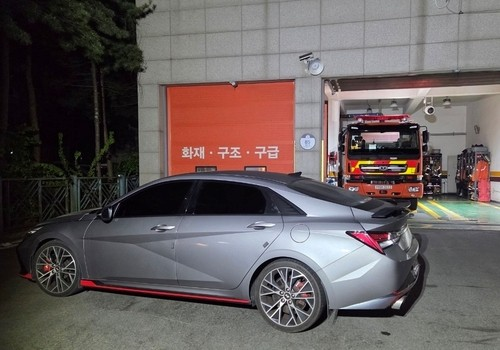 119안전센터 앞을 가로막은 승용차. [사진 출처 = 김포소방서]