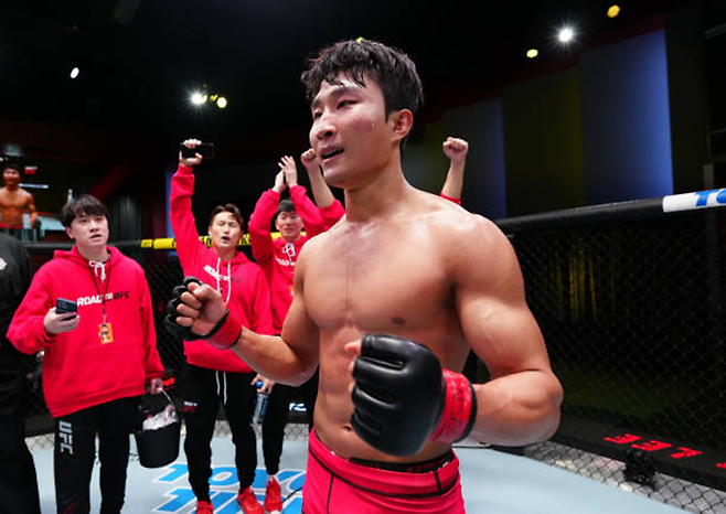 제2대 로드FC 페더급 챔피언 이정영이 2023년 2월 미국 네바다주 엔터프라이즈에서 Road to UFC 시즌1 토너먼트를 우승한 후 기뻐하고 있다. 사진=TKO