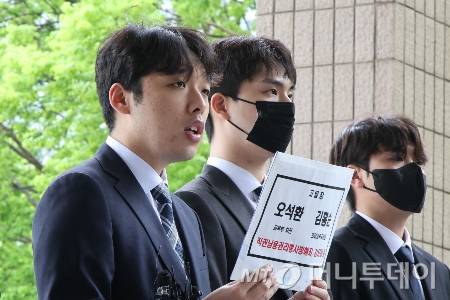 [이선우 대한 의과대학·의학전문대학원 학생협회 비상대책위원장이 9일 경기 과천시 정부과천청사 민원실 앞에서 교육부 오석환 차관과 김홍순 의대교육지원관을 직권남용권리행사방해죄, 강요죄 등으로 고위공직자범죄수사처에 고발하기에 앞서 기자회견을 하고 있다./사진=과천=뉴시스] 김금보 기자