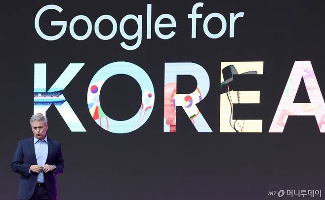 [서울=뉴시스] 고범준 기자 = 사이먼 칸(Simon Kahn) 구글 아시아태평양 마케팅 총괄 부사장이 30일 서울 서초구 예술의전당 음악광장에서 열린 '구글 포 코리아(Google for Korea) 2024' 행사에서 대한민국과 Google, 문화와 혁신의 파트너십에 대해 발표하고 있다. 2024.09.30. bjko@newsis.com /사진=고범준