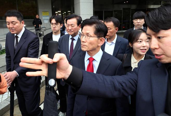 김문수 후보에서 한덕수 후보로 대선 후보를 교체하려던 국민의힘 지도부의 계획이 당원 투표로 좌절됐다. 사진은 김 후보가 지난 10일 서울 양천구 남부지방법원에서 후보 선출취소 효력정지 가처분 심문기일에 출석한 후 이동하는 모습. /사진=뉴시스