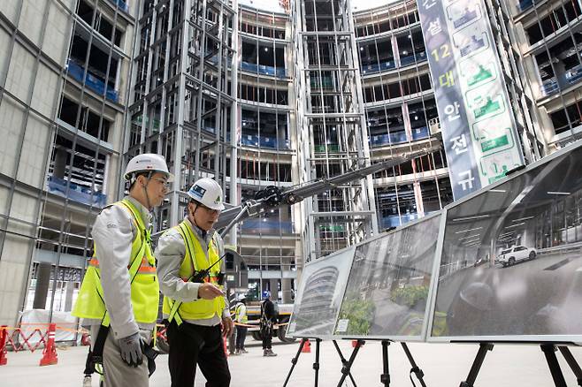 건설현장 추락사고가 잇따라 발생하며 주요 건설업체 최고경영진(CEO)들이 현장 안전점검에 나서고 있다. 사진은 이한우 현대건설 대표(왼쪽 첫 번째)가 지난달 현장 안전점검을 진행한 모습. /사진 제공=현대건설