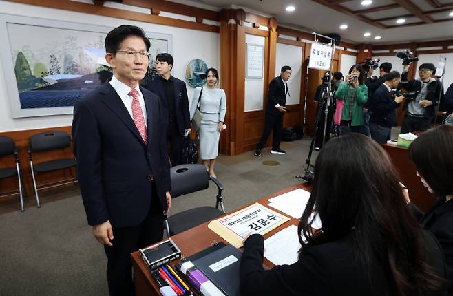 김문수 국민의힘 대통령 후보가 11일 오전 경기 과천 중앙선거관리위원회에서 제21대 대통령 선거 후보자 등록을 하고 있다. /사진=뉴스1