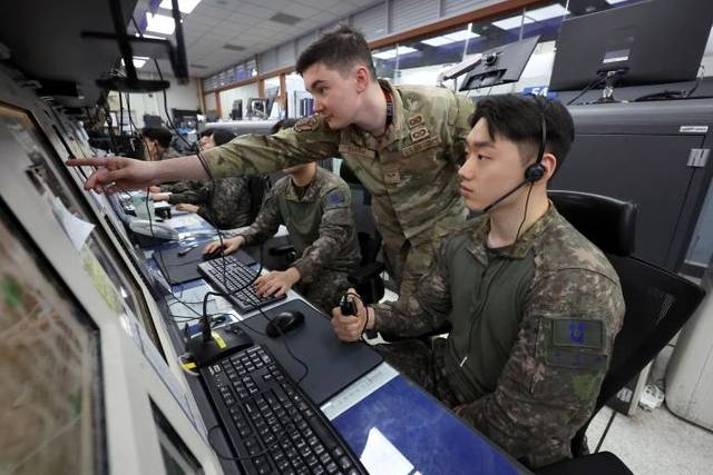 공군방공관제사령부 장병들이 경기 오산공군기지 내 1MCRC에서 감시·통제 임무를 수행하고 있다. 국방일 보제공