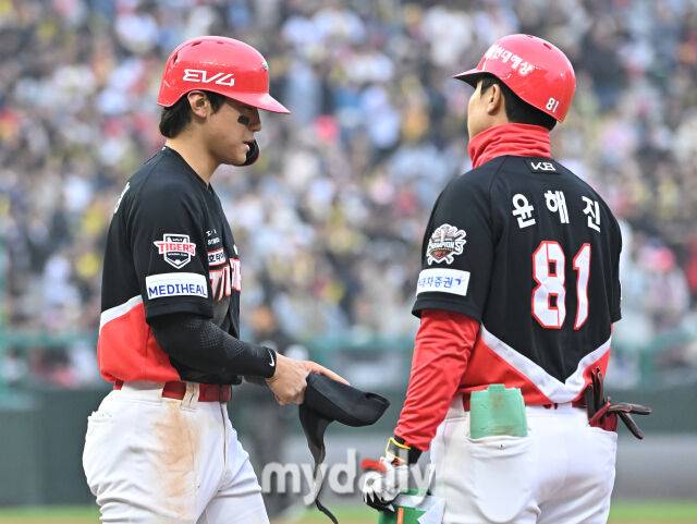 10일 오후 인천광역시 문학동 SSG랜더스필드에서 진행된 '2025 프로야구 KBO리그' SSG랜더스와 KIA타이거즈의 경기. 기아 김도영이 6회초 2사에서 볼넷을 얻어내고 있다./인천=송일섭 기자 andlyu@mydaily.co.kr