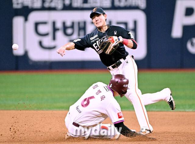 9일 오후 서울 고척동 고척스카이돔에서 진행된 '2025 프로야구 KBO리그' 키움히어로즈와 한화 이글스의 경기. 한화 심우준이 5회말 1사에서 키움 김태진의 내야 땅볼을 병살로 연결하고 있다./고척=송일섭 기자 andlyu@mydaily.co.kr