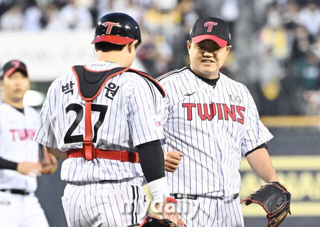 3일 오후 서울 잠실야구장에서 진행된 '2025 프로야구 KBO리그' LG트윈스와 SSG랜더스의 경기. LG 장현식과 박동원이 4-1로 승리한 뒤 환호하고 있다./마이데일리