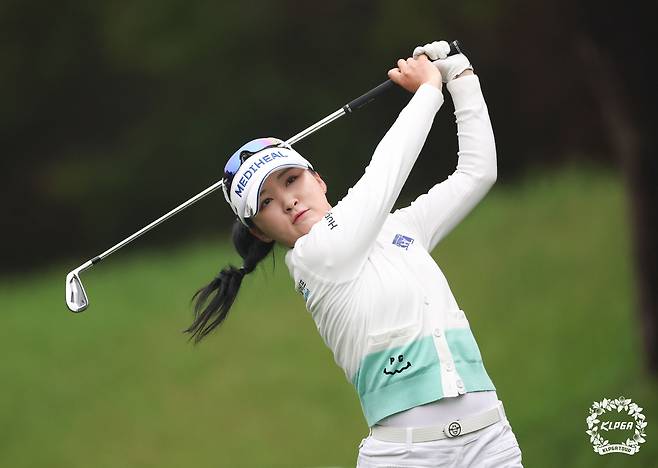 16번 홀에서 티샷을 날리고 있는 이예원. [사진=KLPGA]