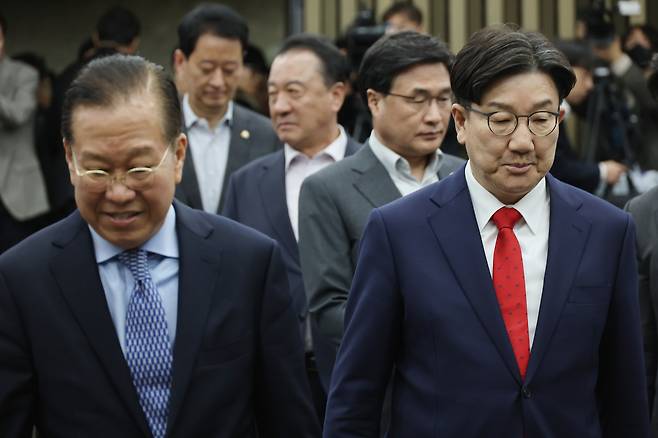 권영세 국민의힘 비상대책위원장과 권성동 원내대표가 8일 서울 여의도 국회에서 열린 의원총회에 참석하고 있다. [연합]