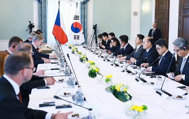 안덕근 산업통상자원부 장관을 비롯한 정부 특사단이 7일(현지시간) 체코 프라하의 체코 총리실에서 페트르 피알라 체코 총리를 비롯한 관계자들을 만나 간담회를 열고 있다.   [산업통상자원부 제공]