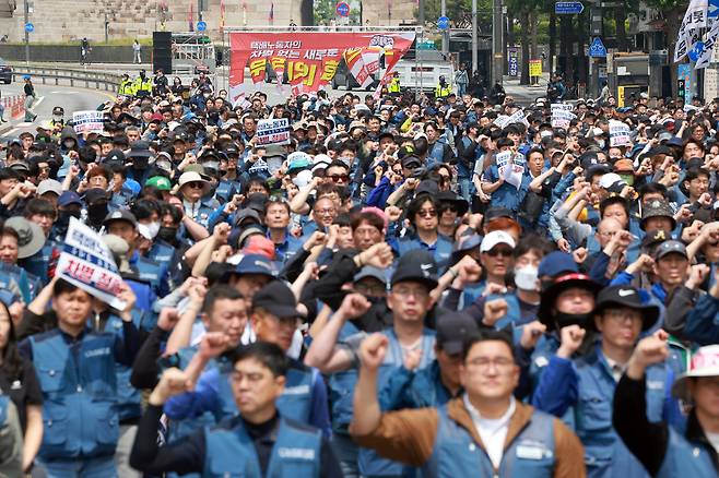 전국택배노동조합 조합원들이 11일 서울 지하철 1호선 서울역 인근 세종대로에서 택배 배송 속도경쟁 중단, 주5일제 실현 등을 촉구하며 님을 위한 행진곡을 부르고 있다. [연합]