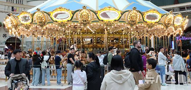 [서울=뉴시스] 김혜진 기자 = 어린이날인 지난 5일 서울 송파구 롯데월드가 방문객들로 붐비고 있다. 2025.05.05. jini@newsis.com