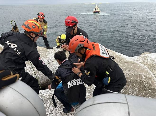 [속초=뉴시스] 10일 속초해경과 소방당국이 속초 외옹치항에서 바다에 빠진 60대 부부를 구조 하고 있는 보습.(사진=속초해경 제공) photo@newsis.com *재판매 및 DB 금지