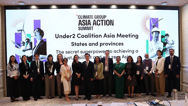 [홍성=뉴시스] 김태흠 충남지사가 언더2연합 아시아·태평양 지역 의장으로 아시아 기후행동 정상회의 등에 참석, 참석자들과 기념촬영을 하고 있다.  *재판매 및 DB 금지