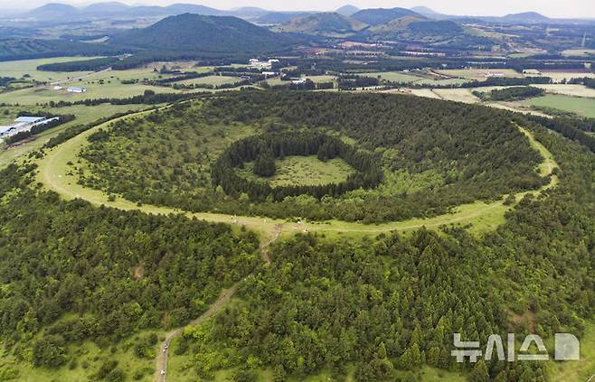 [제주=뉴시스] 임재영 기자 = 제주시 구좌읍 송당리 아부오름과 뒤편으로 여러 오름이 보인다. (사진=뉴시스DB) ijy788@newsis.com