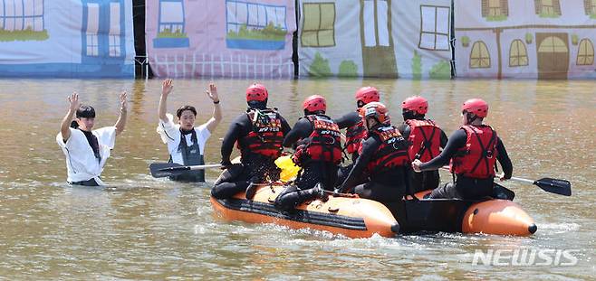 [서울=뉴시스] 김금보 기자 = 지난해 5월 31일 오후 서울 송파구 탄천공영주차장 수변 일대에서 열린 '2024년 강남구 안전한국훈련'에서 소방대원들이 강남역, 반지하, 전기차 등 도심호우·침수피해 발생 상황을 가정한 긴급구조훈련을 하고 있다. 2024.05.31. kgb@newsis.com