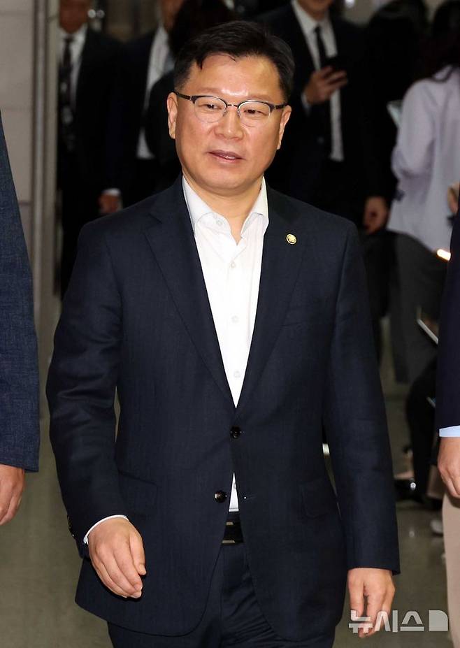 [서울=뉴시스] 조성봉 기자 = 이양수 국민의힘 사무총장이 9일 오후 서울 여의도 국회에서 열린 '김문수-한덕수 대선후보 측 단일화 협상'에 참석하고 있다. 2025.05.09. suncho21@newsis.com