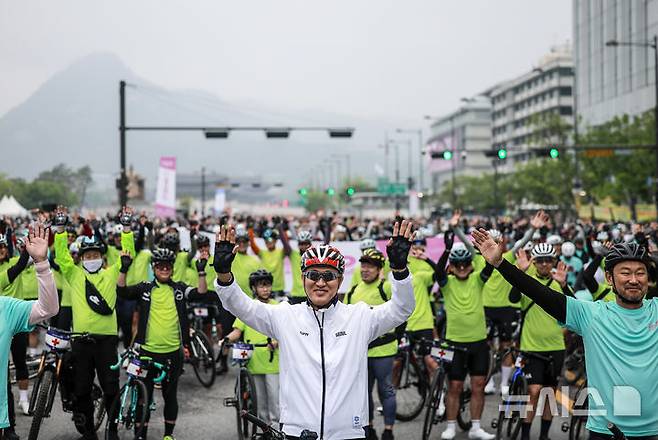 [서울=뉴시스] 정병혁 기자 = 오세훈 서울시장이 11일 서울 종로구 광화문광장에서 열린 2025 서울 자전거 대행진에서 기념촬영을 하고 있다. 2025.05.11. jhope@newsis.com