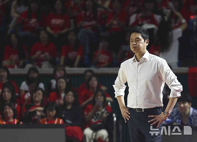 [서울=뉴시스] 김근수 기자 = 지난 7일 잠실학생체육관에서 열린 2024-2025 KBL 챔피언결정전 2차전 창원 LG 대 서울 SK 경기, SK 전희철 감독이 경기가 잘 안풀리자 아쉬워 하고 있다.  2025.05.07. ks@newsis.com