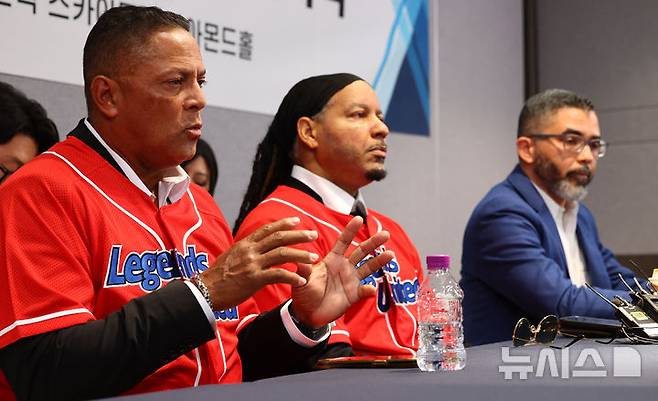 [서울=뉴시스] 박주성 기자 = 메이저리그 13년 경력의 루이스 알리세아 레전드 유나이티드 감독(왼쪽에서 세번째)이 11일 오전 서울 고척 스카이돔 다이아몬드룸에서 열린 2025 레전드 매치 관련 기자회견에서 취재진 질문에 답하고 있다. 2025.05.11. park7691@newsis.com
