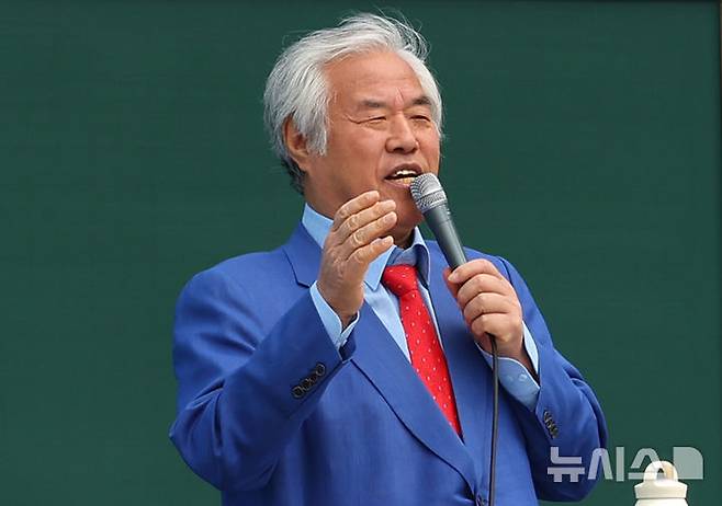 [서울=뉴시스] 최진석 기자 = 전광훈 사랑제일교회 목사가 지난달 27일 서울 종로구 세종대로사거리에서 열린 전국 주일 연합 예배에서 설교하고 있다. 2025.04.27. myjs@newsis.com