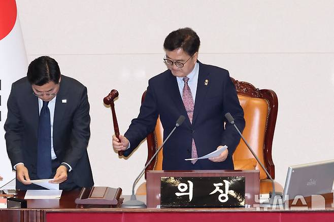 [서울=뉴시스] 권창회 기자 = 우원식 국회의장이 1일 서울 여의도 국회에서 열린 제424회 국회(임시회) 제7차 본회의에서 최상목 탄핵소추안 투표 중 사표 수리로 인한 불성립을 선포하고 있다. 2025.05.01. kch0523@newsis.com