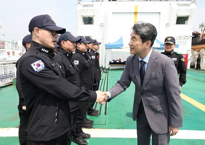 [서울=뉴시스] 최진석 기자 = 이주호 대통령 권한대행 부총리 겸 교육부 장관이 11일 인천 중구 서해5도 특별경비단 3005함을 방문해 승조원들을 격려하고 있다. (사진=교육부 제공) 2025.05.11. photo@newsis.com *재판매 및 DB 금지