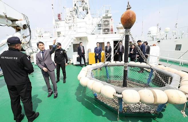 [서울=뉴시스] 최진석 기자 = 이주호 대통령 권한대행 부총리 겸 교육부 장관이 11일 인천 중구 서해5도 특별경비단 3005함을 방문해 꽃게철 불법조업 단속 현장 점검회의를 마친 후 불법조업 단속장비를 살펴보고 있다. (사진=교육부 제공) 2025.05.11. photo@newsis.com *재판매 및 DB 금지