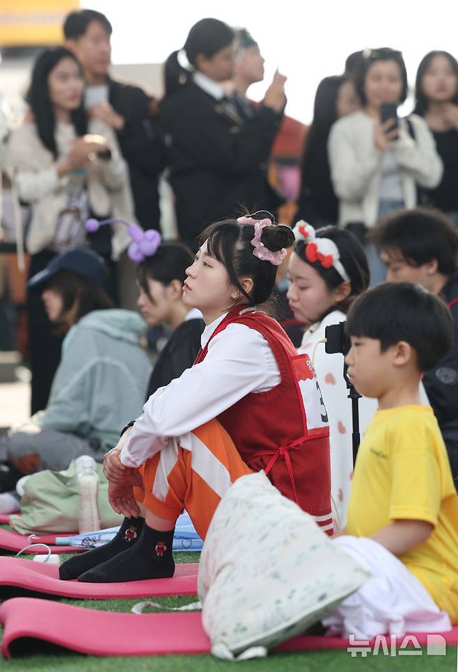 [서울=뉴시스] 김진아 기자 = 11일 서울 반포한강공원 잠수교에서 열린 '2025 한강 멍 때리기 대회'에서 참가자들이 경연을 하고 있다. 2025.05.11. bluesoda@newsis.com