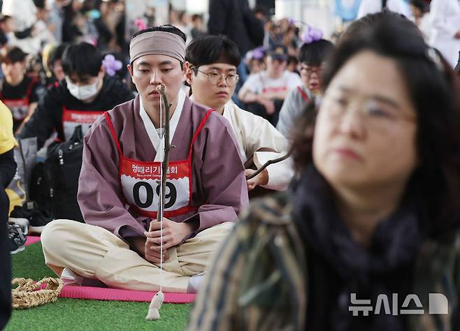 [서울=뉴시스] 김진아 기자 = 11일 서울 반포한강공원 잠수교에서 열린 '2025 한강 멍 때리기 대회'에서 참가자들이 경연을 하고 있다. 2025.05.11. bluesoda@newsis.com