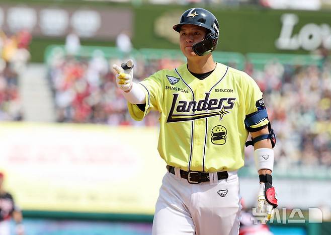 [인천=뉴시스] 이영환 기자 = 11일 오후 인천 미추홀구 SSG랜더스필드에서 열린 2025 프로야구 KIA 타이거즈와 SSG 랜더스의 더블헤더 1차전 경기, 2회말 2사 2,3루 SSG 조형우가 2타점 안타를 날린 후 기뻐하고 있다. 2025.05.11. 20hwan@newsis.com