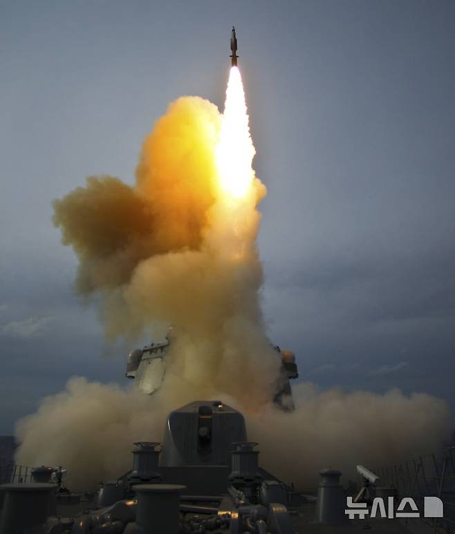 [하와이=AP/뉴시스]사진은 일본의 이지스 구축함 초카이함이 하와이 카우아이섬 해안에서 표적을 격추하기 위해 요격 미사일을 발사하는 모습. 기사 본문과는 관계 없음. 2025.05.11.