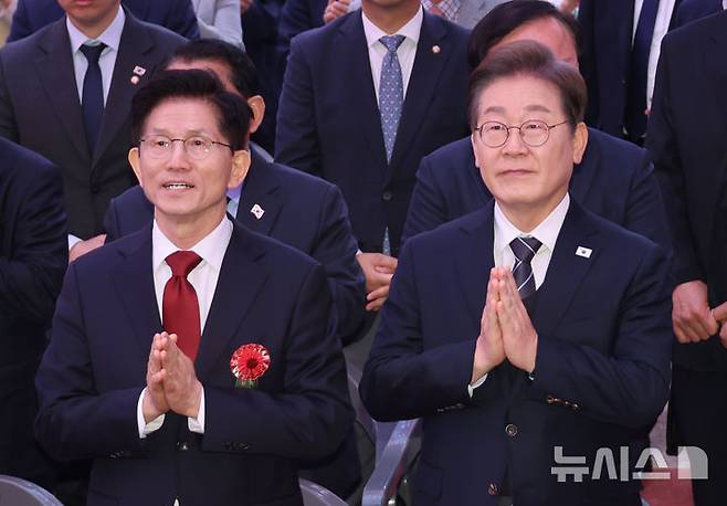 [서울=뉴시스] 최진석 기자 = 이재명 더불어민주당 대선 후보와 김문수 국민의힘 대선 후보가 5일 서울 종로구 조계사에서 열린 부처님오신날 봉축법요식에서 합장하고 있다. (대통령실통신사진기자단) 2025.05.05. myjs@newsis.com