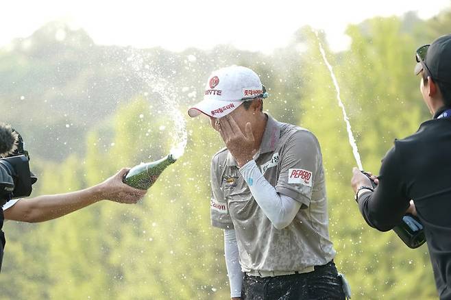 [서울=뉴시스] 추상철 기자 = 11일 경기 고양시 뉴코리아CC에서 열린 '레이디스 유러피언투어(LET) 아람코 챔피언십' 최종라운드, 우승을 차지한 김효주가 축하 물세례를 받고 있다. (사진=아람코코리아챔피언십 조직위원회 제공) 2025.05.11. photo@newsis.com *재판매 및 DB 금지