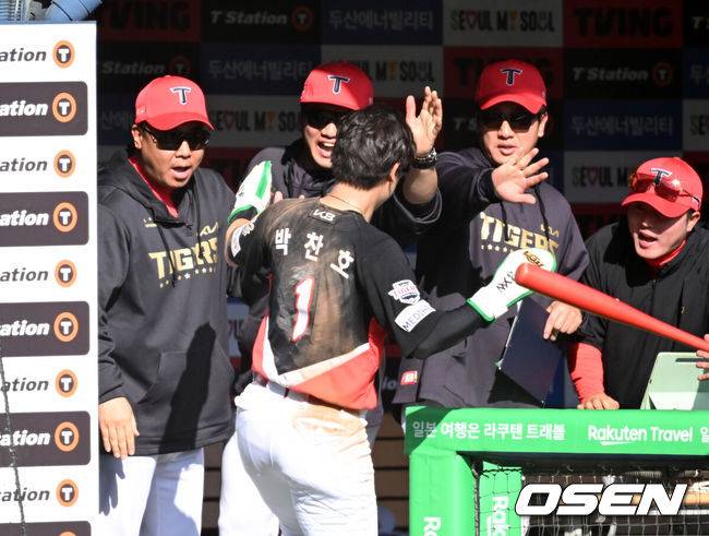 [OSEN=잠실, 이대선 기자] 20일 오후 서울 잠실야구장에서 2025 신한 SOL Bank KBO리그 두산 베어스와 KIA  타이거즈의 경기가 열렸다.두산은 잭로그, KIA는 네일을 선발 투수로 내세웠다. 7회초 1사 2,3루에서 KIA 이범호 감독이 나성범의 땅볼때 홈으로 쇄도해 득점을 올린 3루주자 박찬호와 환호하고 있다. 2025.04.20 /sunday@osen.co.kr