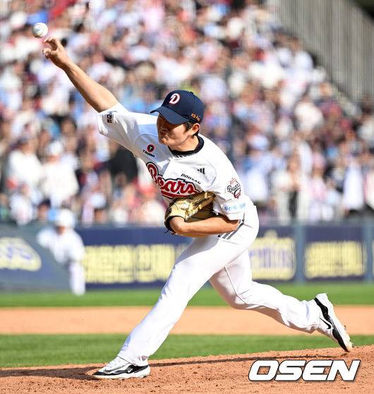 [OSEN=잠실, 이대선 기자] 26일 오후 서울 잠실야구장에서 2025 신한 SOL Bank KBO리그 두산 베어스와 롯데 자이언츠의 경기가 열렸다.두산은 잭로그, 롯데는 나균안을 선발 투수로 내세웠다.8회초 두산 김택연이 역투하고 있다. 2025.04.26 /sunday@osen.co.kr