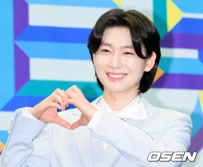 [OSEN=이대선 기자] 24일 스탠포드호텔 서울에서 TV조선 ‘미스터트롯3’ TOP7 기자간담회가 열렸다.'미스터트롯3'은 지난해 12월 19일부터 올해 3월 13일까지 방영됐다. 마지막화 시청률 19.1%를 기록하며 성황리에 종영했다. TOP7의 첫 공식 활동인 '미스터트롯3 갈라쇼' 1회는 시청률 9.7%로 지상파, 종편, 케이블 포함 동시간대 시청률 1위를 기록했다.미스터트롯3 TOP7 김용빈이 포토타임을 가지고 있다. 2025.03.24 / sunday@osen.co.kr