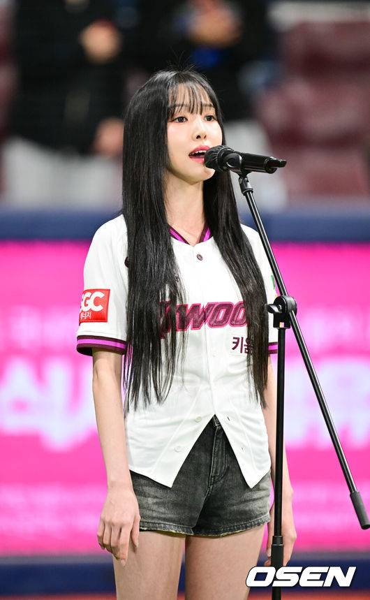 [OSEN=고척, 박준형 기자] 11일 오후 서울 고척스카이돔에서 ‘2025 신한 SOL BANK KBO리그’ 키움 히어로즈와 한화 이글스의 경기가 진행됐다.이날 경기에 키움은 김윤하가, 한화 와이스가 선발투수로 나선다.경기 앞서 여자친구 유주가 애국가를 제창하고 있다.   2025.05.11 / soul1014@osen.co.kr