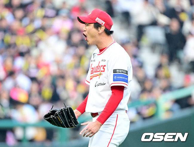 [OSEN=인천, 최규한 기자] 11일 오후 인천 SSG랜더스필드에서 ‘2025 신한 SOL Bank KBO리그’ SSG 랜더스와 KIA 타이거즈의 더블헤더 2차전 경기가 열렸다.이날 홈팀 SSG는 김광현, 방문팀 KIA는 양현종을 선발로 내세웠다.3회초 2사 1루 상황 KIA 박찬호의 내야 땅볼 때 SSG 선발 김광현이 3루수 김수윤의 수비에 기뻐하고 있다. 2025.05.11 / dreamer@osen.co.kr