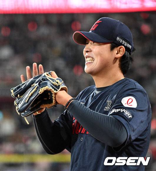 [OSEN=수원, 이대선 기자] 11일 오후 수원 KT위즈파크에서 2025 신한 SOL Bank KBO리그 KT 위즈와 롯데 자이언츠의 더블헤더 2차전 경기가 열렸다.KT는 오원석, 롯데는 이민석을 선발 투수로 내세웠다.6회말 2사 만루에서 KT 장진혁을 땅볼로 처리한 롯데 이민석이 박수를 치고 있다. 2025.05.11 /sunday@osen.co.kr