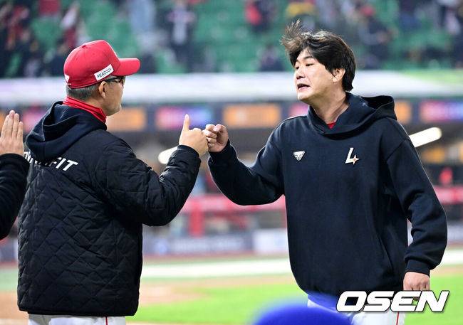 [OSEN=인천, 최규한 기자] 프로야구 SSG 랜더스가&nbsp;KIA 타이거즈와 더블헤더를 싹쓸이 했다.&nbsp;SSG는&nbsp;11일 인천 SSG랜더스필드에서 열린 2025 KBO리그&nbsp;KIA와&nbsp;더블헤더 2차전에서 5-1로 승리했다.&nbsp;SSG는 더블헤더 1차전에서는&nbsp;8-4로 승리했다.&nbsp;SSG 선발투수 김광현이 7이닝 동안 96구를 던지며 솔로 홈런 1방을 맞고 7탈삼진 1실점으로 호투, 시즌 2승째를 거뒀다. 타선은 0-1로 뒤진 6회 4안타 4볼넷을 묶어 5득점 빅이닝으로 경기를 뒤집었다.&nbsp;경기를 마치고 승리한 SSG 이숭용 감독과 승리 투수 김광현이 인사를 나누고 있다. 2025.05.11 / dreamer@osen.co.kr