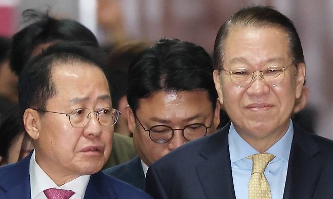 홍준표 전 대구시장(왼쪽), 권영세 전 국민의힘 비상대책위원장. 연합뉴스