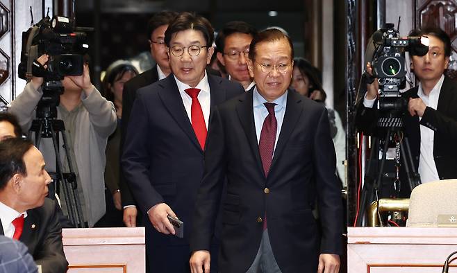 권성동 국민의힘 원내대표 대행(왼쪽), 권영세 전&nbsp;비상대책위원장. 뉴스1