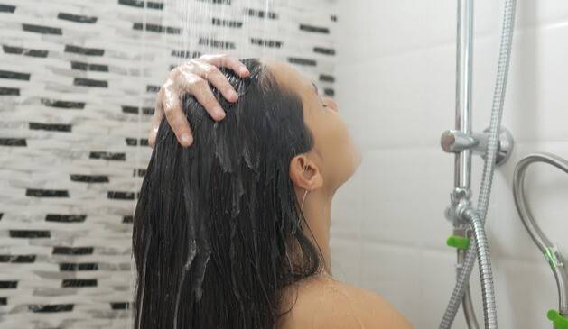 샤워 중 소변을 보는 습관이 건강에 악영향을 끼칠 수 있다는 주장이 나왔다. 게티이미지뱅크