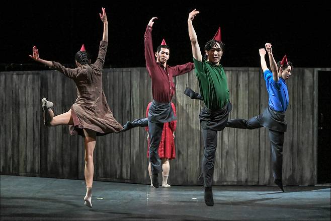 모리스 라벨의&nbsp;‘볼레로’를 연주하는 한 지휘자 모습에서 영감을 받았다는 요한 잉거의 대표작&nbsp;‘워킹 매드’를 서울시발레단이 펼쳐보이고 있다.&nbsp; &nbsp; &nbsp;세종문화회관 제공