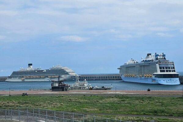 10일 제주 서귀포시 강정 크루즈항에 잇달아 입항한 17만t급 ‘오베이션 오브 더 씨’(오른쪽)호와 13만t급 ‘아도라 매직 시티'호(왼쪽)가 나란히 정박해 있다. 제주도 제공