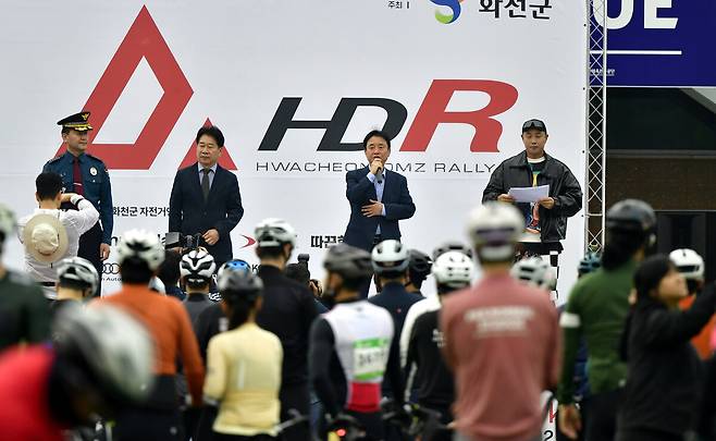 최문순 화천군수가&nbsp;DMZ 랠리 개회를 선언하고 있다. 화천군 제공