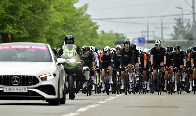 화천&nbsp;DMZ 랠리에 참여한 참가자들이 도로를 질주하고 있다. 화천군 제공