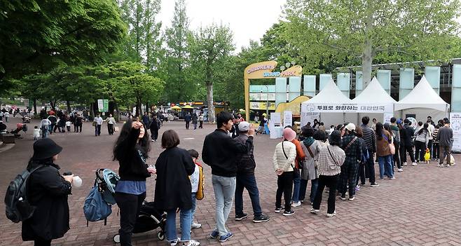 11일 서울 광진구 능동로 서울어린이대공원에서 서울시선관위 관계자들이 제21대 대통령 선거 투표 참여 및 정책선거 홍보캠페인을 펼치고 있다.&nbsp;